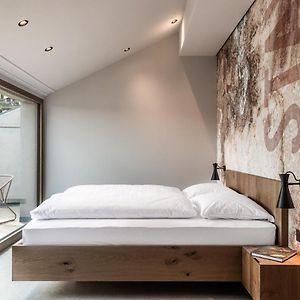 Zimmer mit Kingsize-Bett