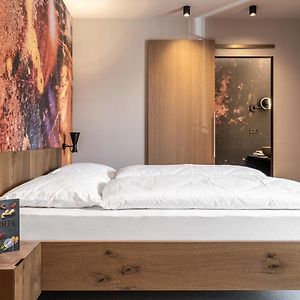 Zimmer mit Kingsize-Bett